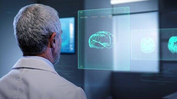 未来的医疗技术医生看虚拟触摸屏显示人体数据