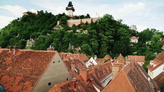 奥地利古城格拉茨屋顶的瓦片屋顶的房子在钟楼上有一个视频