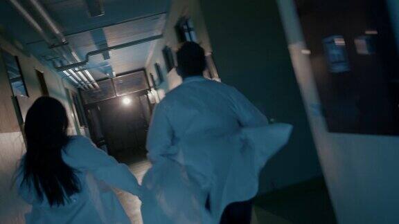 两个急诊医生穿着实验服跑过医院走廊