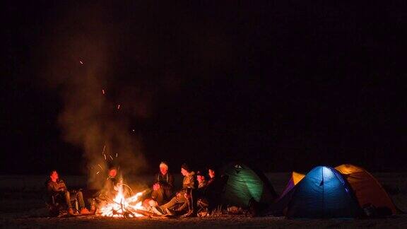 一群朋友围坐在篝火旁