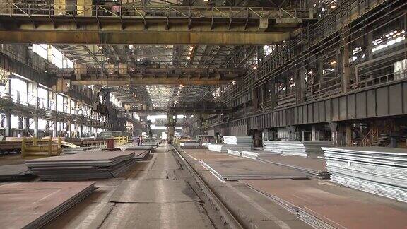 一家冶金厂的仓库钢板车间一批金属薄片