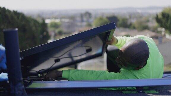 加利福尼亚一组工人正在住宅屋顶安装太阳能电池板