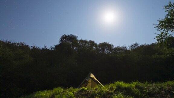 夜晚森林里的游客帐篷