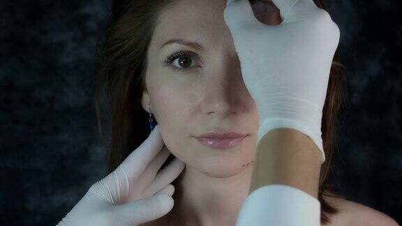 一个女人让医生为她的面部整形手术做准备的4k镜头