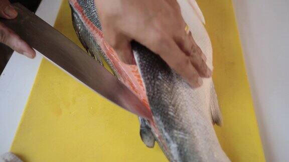 日本厨师准备新鲜的鲑鱼