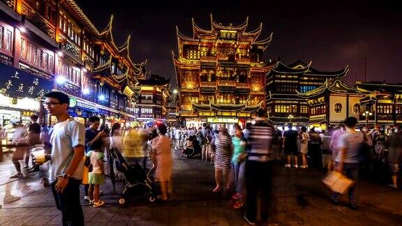 中国上海购物者享受着豫园集市的时光