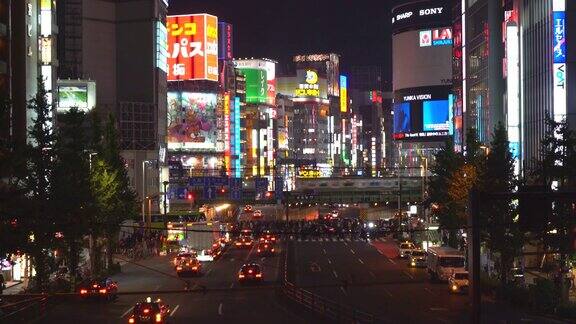 晚上在东京新宿挤来挤去