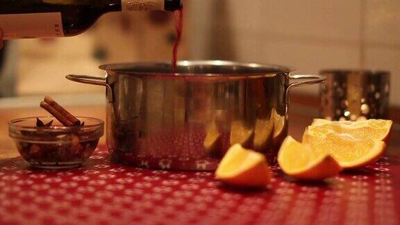 在厨房里用香料和橘子制作热红酒
