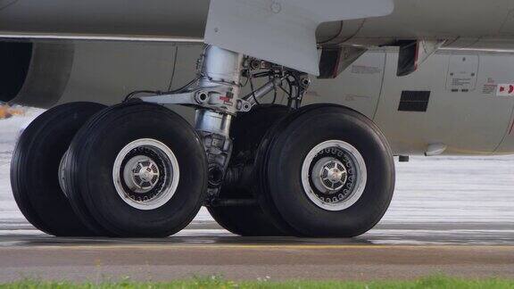 飞机起落架的轮子关闭滑行飞机起落架