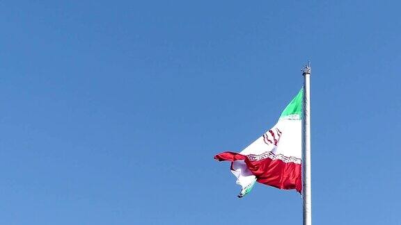 从伊朗德黑兰塔比亚特桥上看到的伊朗国旗