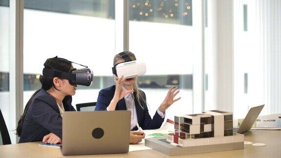 两位建筑师工程师使用VR眼镜
