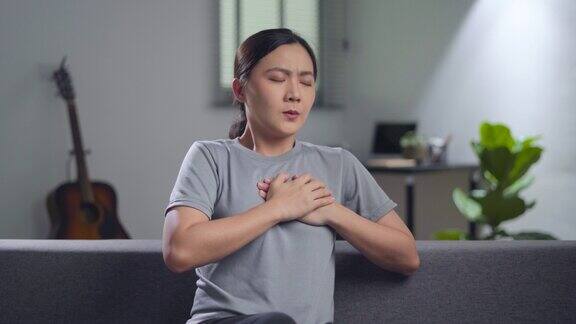 一名亚洲妇女患了胸痛