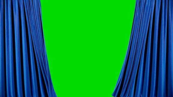 蓝色天鹅绒剧院幕布在运动用绿色调拉开窗帘