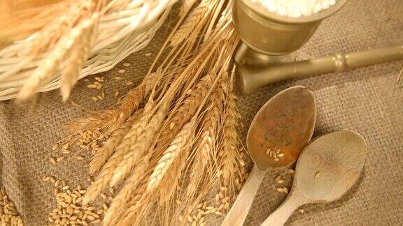 桌上的小麦与面粉特写