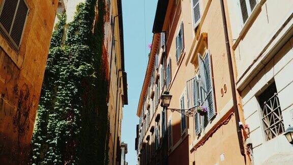位于罗马古老历史地段的一条舒适狭窄的街道