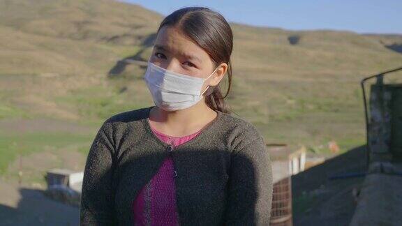在新型冠状病毒感染症(COVID-19病毒)疫情期间戴着防护口罩的亚洲魅力乡村女学生
