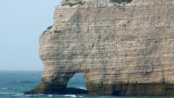埃特尔塔海中有小洞的大石头
