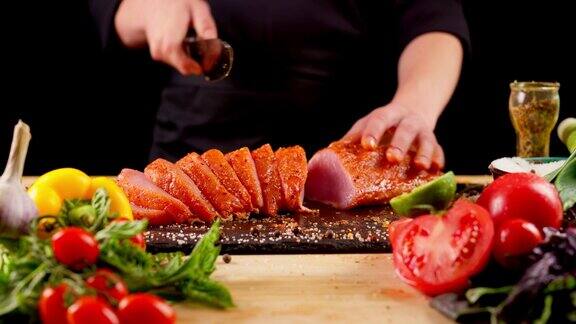 厨师用刀切生肉切在木板上的生牛排美食理念