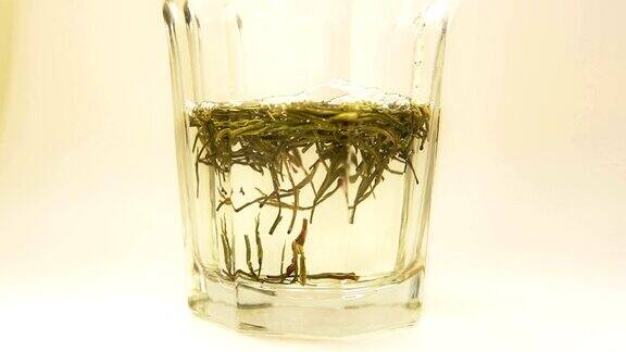 中国绿茶在玻璃杯中冲泡
