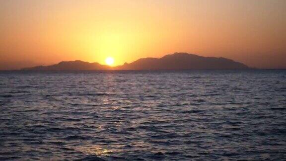 红色日落的海上视频4K太阳接近地平线红色的天空黄色的太阳和迷人的大海夏日夕阳海景红海日落神奇的自然日落