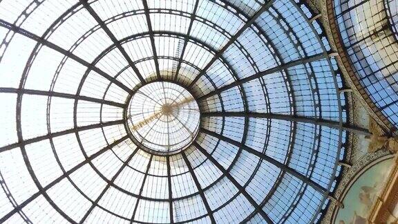 意大利米兰埃马努埃莱二世拱廊的玻璃天花板