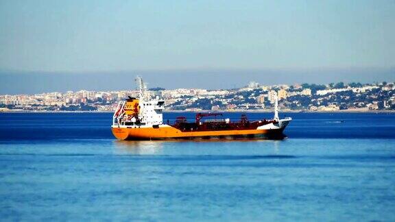 一艘货船在里斯本港附近抛锚
