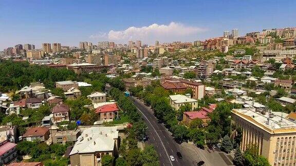 生活繁忙的亚美尼亚埃里温镇美丽的建筑物鸟瞰图