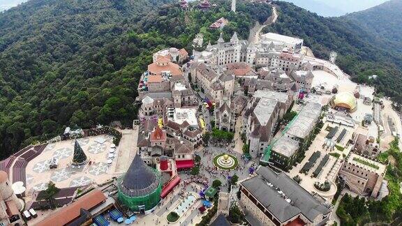 越南岘港著名旅游景点巴纳山山顶城堡的鸟瞰图