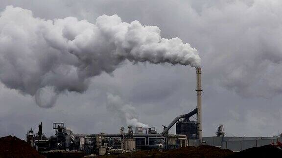 来自工业烟雾的大气污染管道钢铁厂中密度纤维板生产中的浓烟和蒸汽