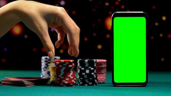 女人给一大堆代币绿屏智能手机在线赌场