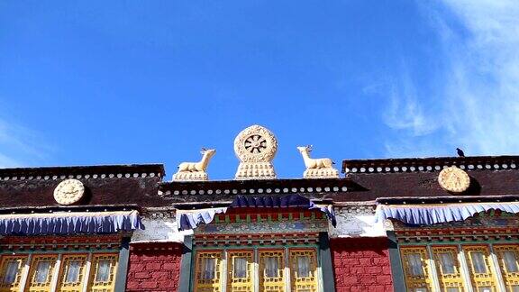 Tsurphu寺屋顶上的法轮