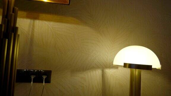旅馆房间的大灯罩和小灯罩