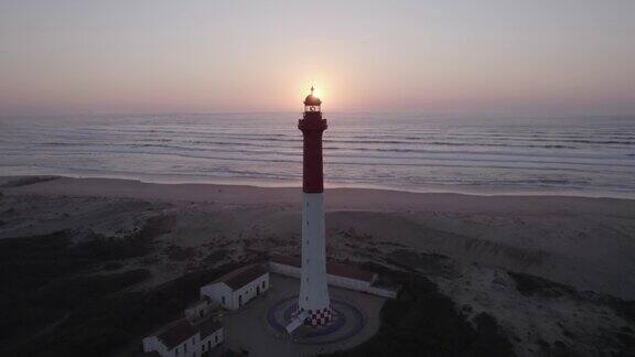 空中摄影拍摄的LaCoubre灯塔在夕阳下夏朗-海事法国