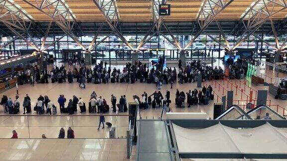 人们在机场和等候区排队