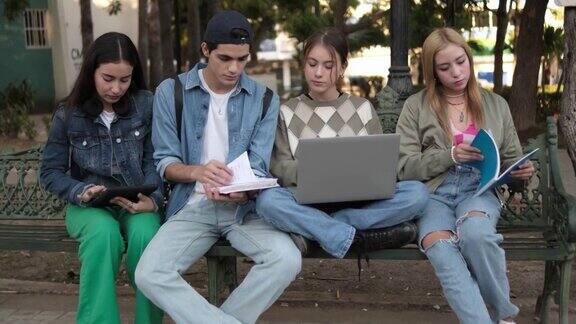 青少年朋友一起在户外学习