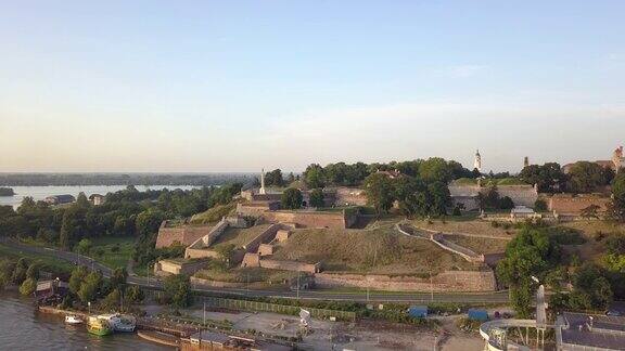 无人机拍摄的卡勒梅格丹堡垒和贝尔格莱德最著名的地标波贝德尼克
