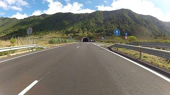在西班牙拉帕尔马岛开车进入隧道
