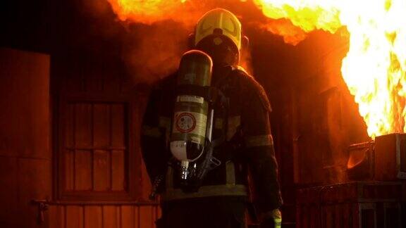 男消防员在燃烧的建筑中寻找灾难受害者