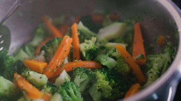 在煎锅上混合新鲜蔬菜煮胡萝卜花椰菜烹饪健康食品