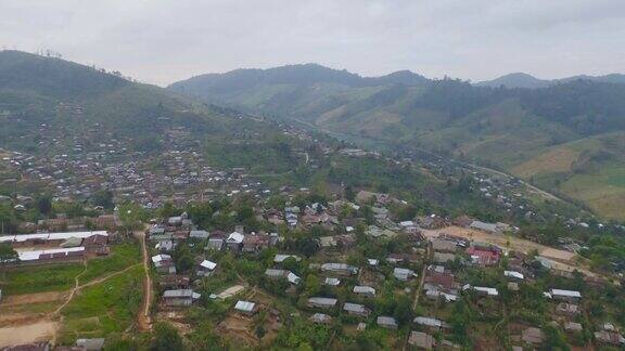 鸟瞰移民难民居住的农村村舍农村地区在泰国Tak的城市小镇靠近自然森林的地方社区房屋疏散