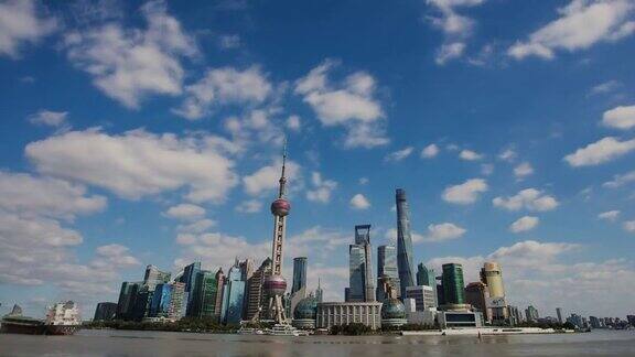 时光流逝仰望上海外滩的现代建筑