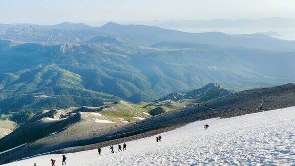 登山者长途跋涉到达山顶