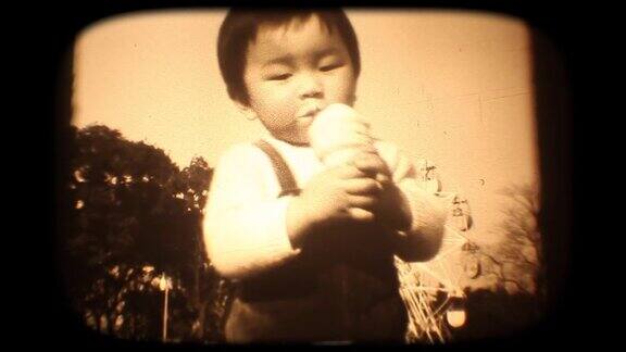60年代的8毫米镜头小男孩吃冰淇淋