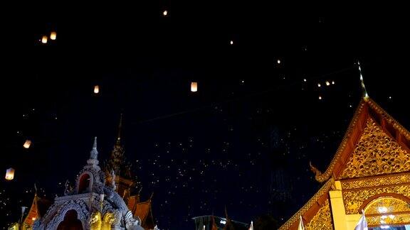 泰国清迈省彝蓬节古庙上的浮灯