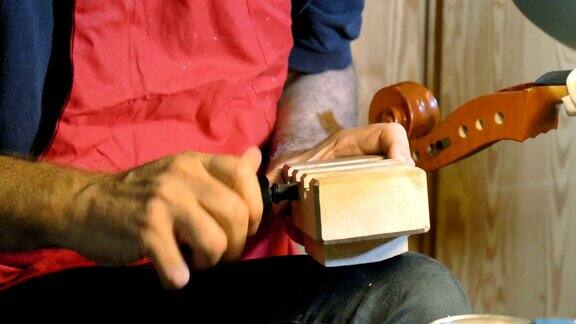 专业的小提琴大师用自己的双手制作小提琴用一棵干净的树云杉松树眼镜飞机调弦