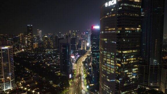 夜间照明飞行在雅加达市中心的中央交通街道航拍全景4k延时印度尼西亚