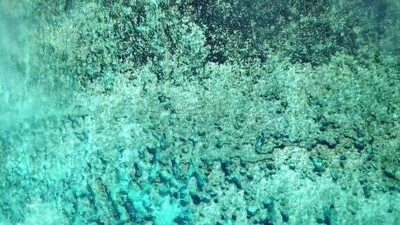 纯净的蓝色海水和海洋岩石