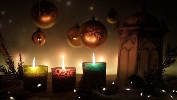 在黑暗的背景上用燃烧的蜡烛装饰的圣诞节装饰圣诞装饰在暗金色的背景与灯创意艺术品装饰
