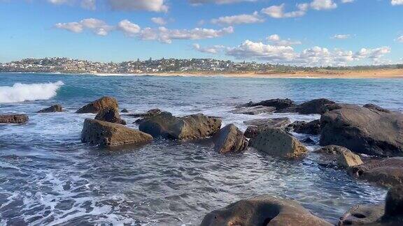 海浪拍打着岩石和沙滩