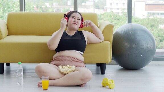 女人和亚洲女孩喜欢在家里的沙发上吃东西